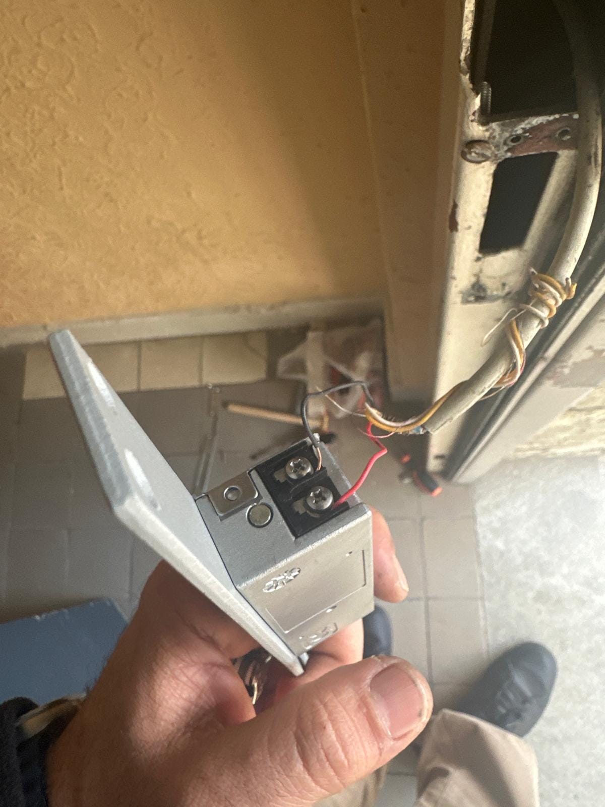 Elektronisches Türschloss aufgebrochen mit sichtbaren Kabeln