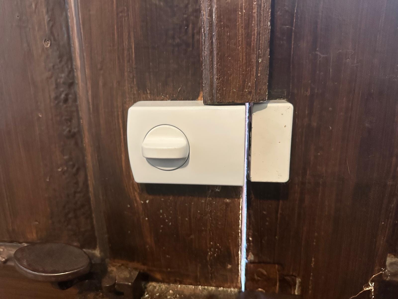 Modernes elektronisches Türschloss nachgerüstet in alter Holztür