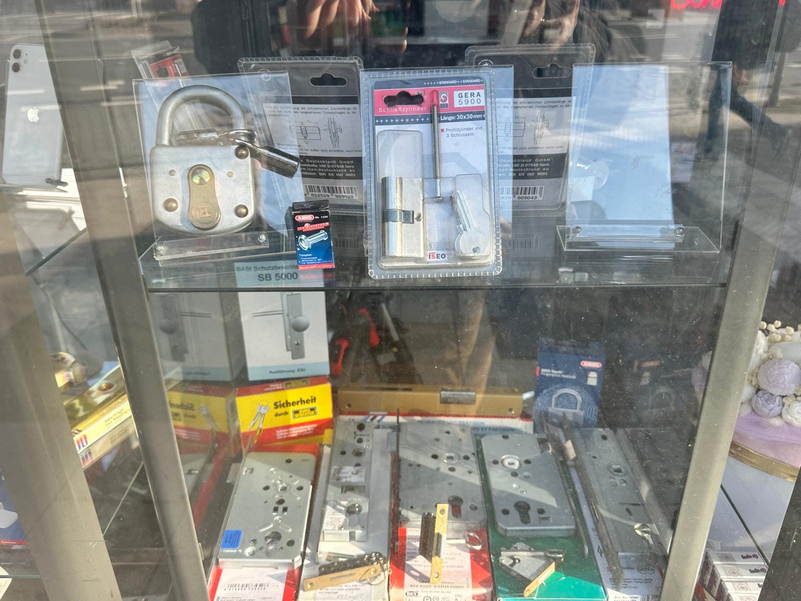 Vitrine mit Sicherheitsprodukten und Schließanlagen Schlüsseldienst Wetzlar