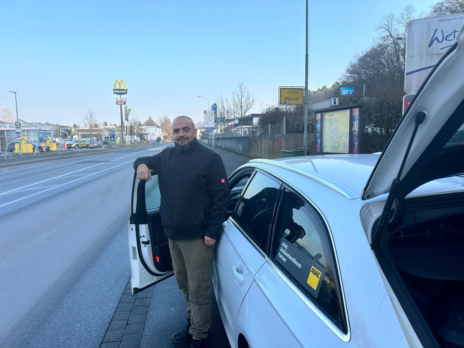 Mina Saad und Schlüsseldienst Aßlar Inhaber Ganzkörperaufnahme