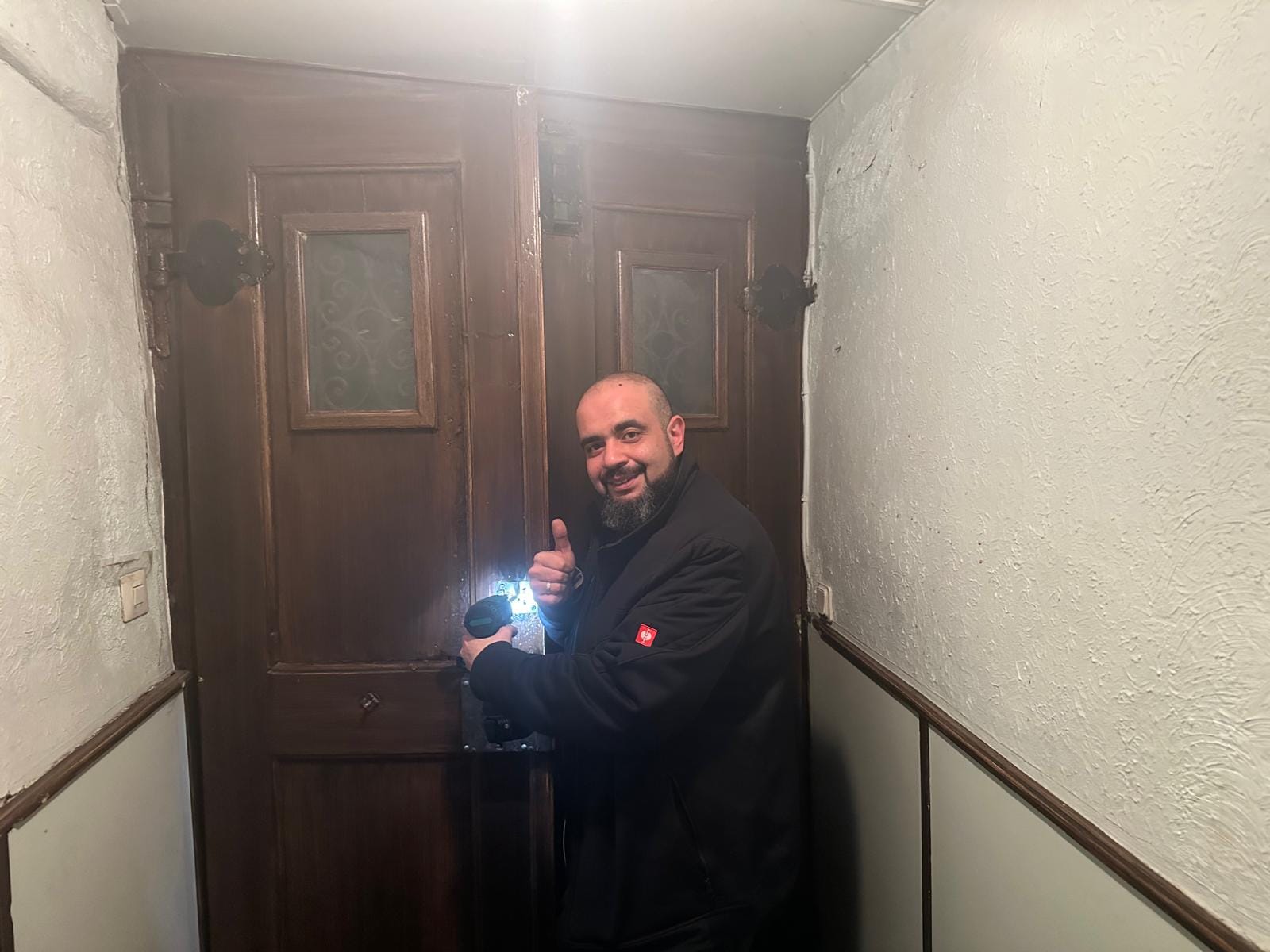Mina Saad installiert Smart-Lock an Tür in Wetzlar Kernstadt