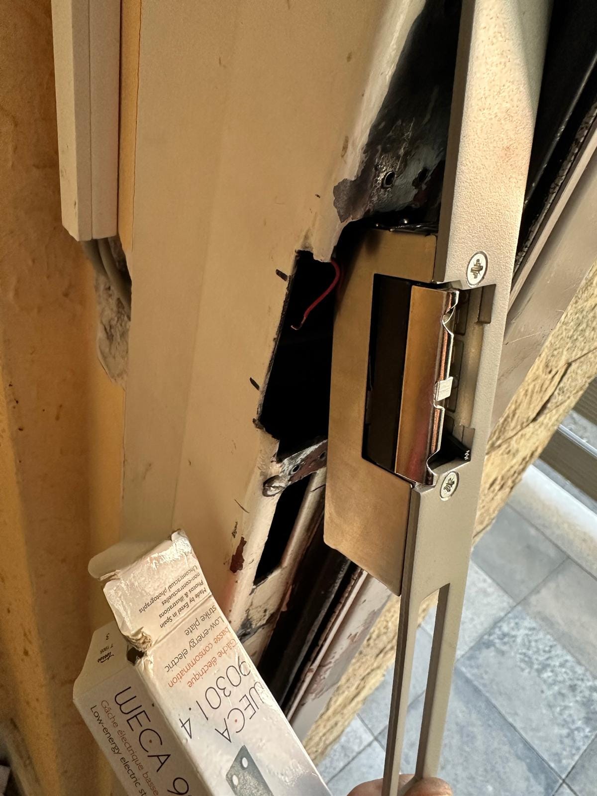 Demontiertes Türschloss und Wandmontage Demontiertes Türschloss von der Wand entfernt und Bissenberg Einsatz