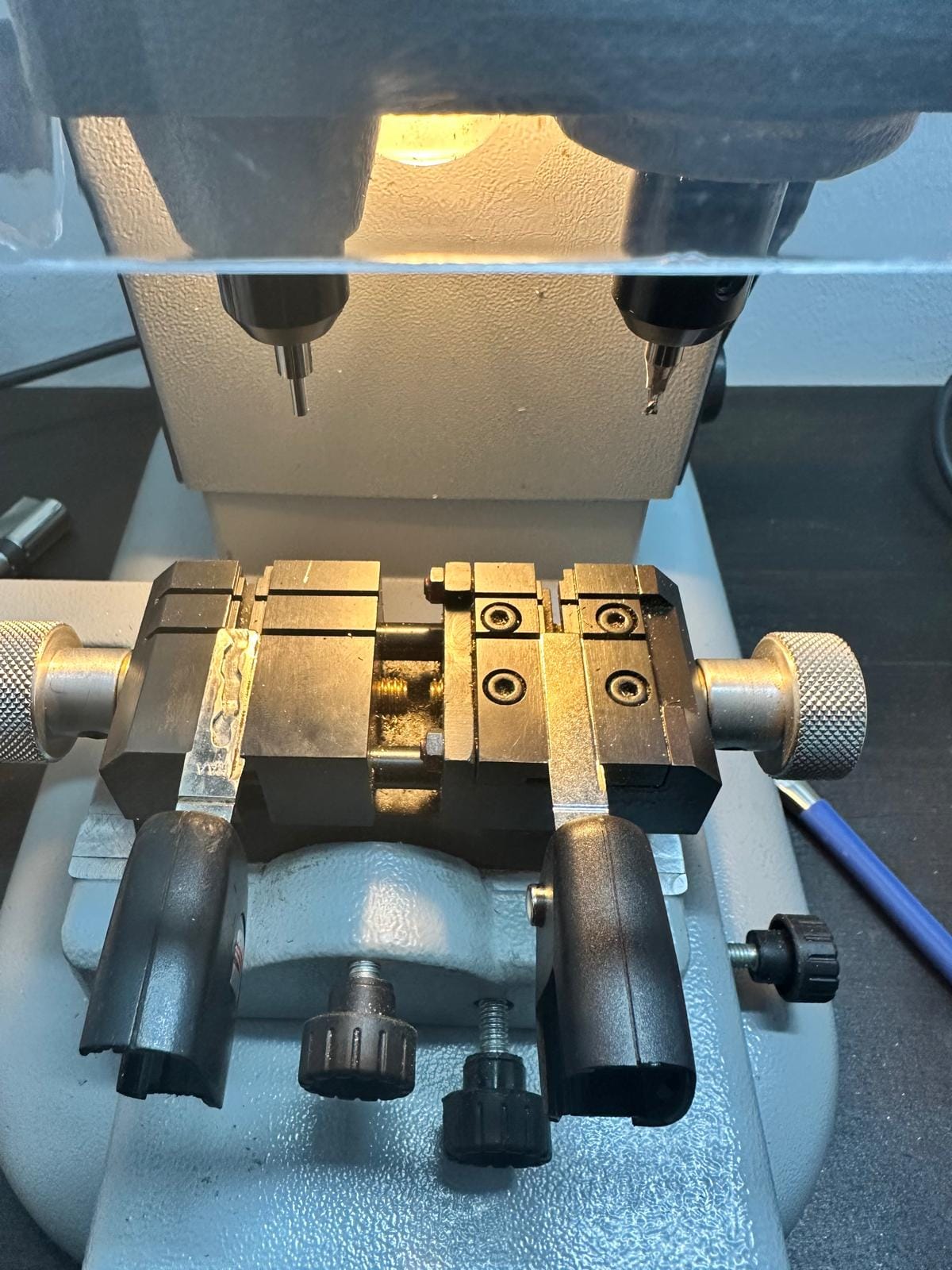 Schlüsselfräsmaschine und Ladengeschäft Schlüsselfräsmaschine im Ladengeschäft Schlüsseldienst Wetzlar