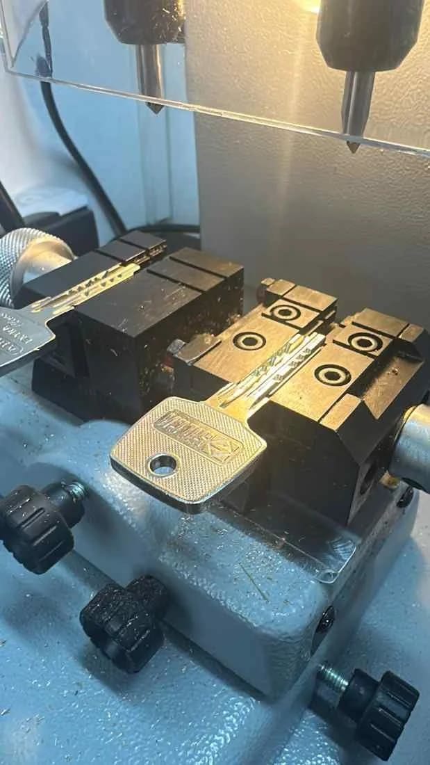 CNC Schlüssel-Fräsmaschine Schlüssel-Fräsmaschine in der Werkstatt Schlüssel-Schmiede Wetzlar